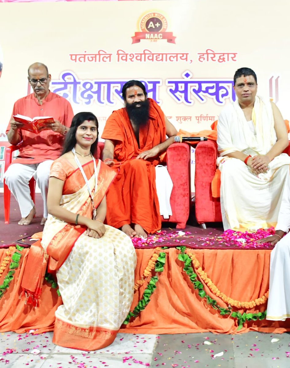 गुरु पूर्णिमा के पावन अवसर पर गुरुजनों का आशीष प्राप्त हुआ। 
Feeling blessed to have received the blessings of respected gurus on the auspicious occasion of guru purnima 🙂‍↕️
