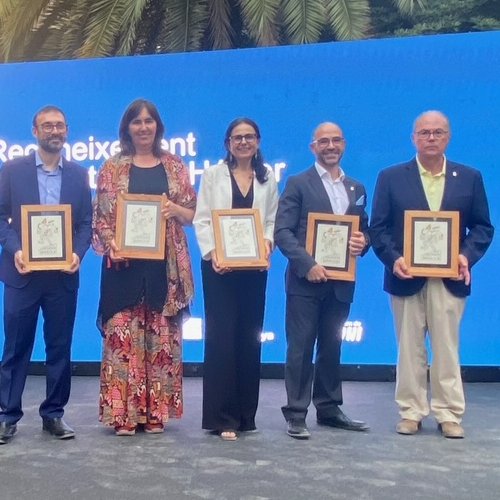 MartaSolerUB's tweet image. Un honor rebre el Guardó en reconeixement a la Trajectòria d'Excel·lència de mans del govern del meu país. Un honor rebre'l conjuntament amb catedràtiques i catedràtics companys de la meva universitat UB