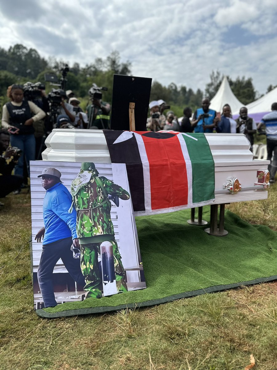 lynn_ngugi1's tweet photo. Rest Boniface 🙏🏾
Serikali iko na ruhusa ya kufanya venye inataka✌️Shoot to kill, actually, shoot them in the legs..tunaelewana, ama namna gani my frens? https://t.co/vnN4bIj2zs