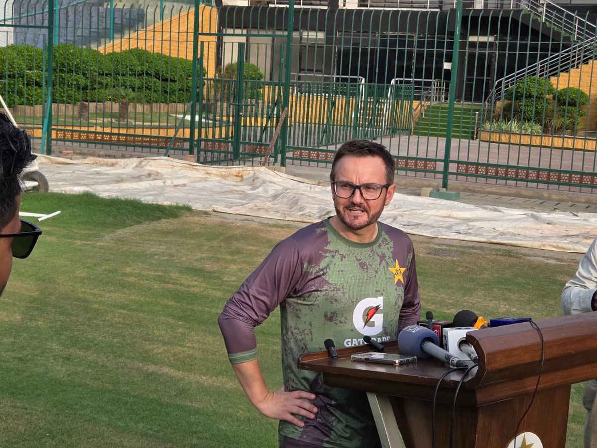 CoachHesson's tweet image. Great to be back in 🇵🇰 Pakistan and answering all your questions! Looking forward to working with the boys and growing the team 🏏 #training #team #pcb #pakistancricket