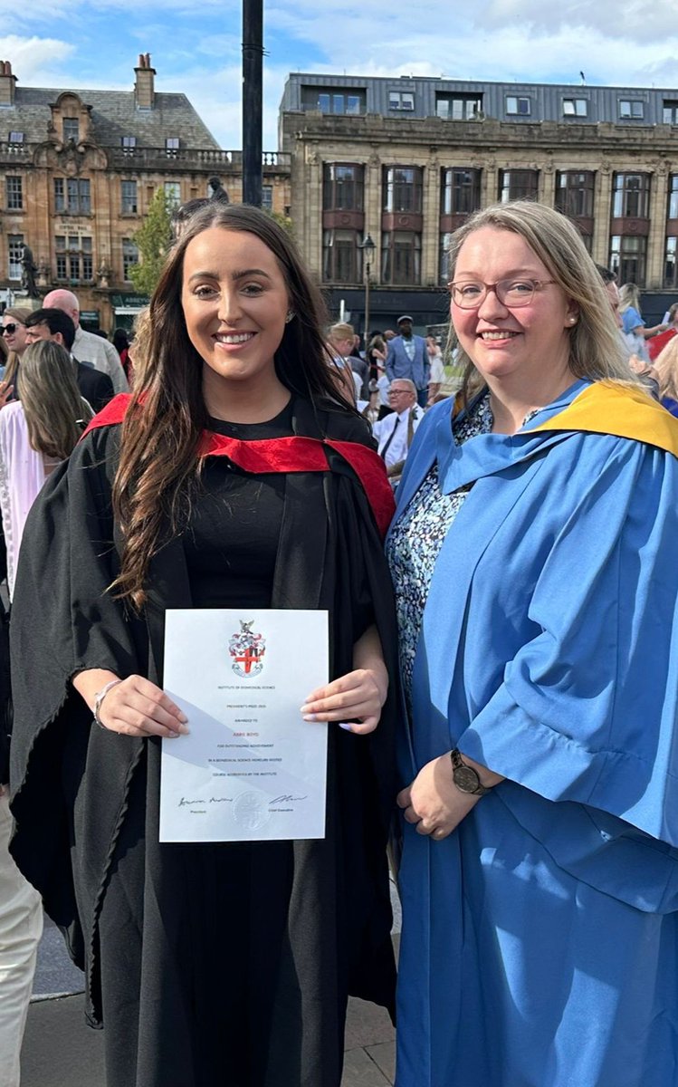 Many congratulations to BSc (Hons) Applied Biomedical Science graduate Abbie Boyd who has received the IBMS President's Prize, pictured with programme leader Dr Fiona Menzies receiving her award 🎓🎉
#biomedicalscience #UWSGrad