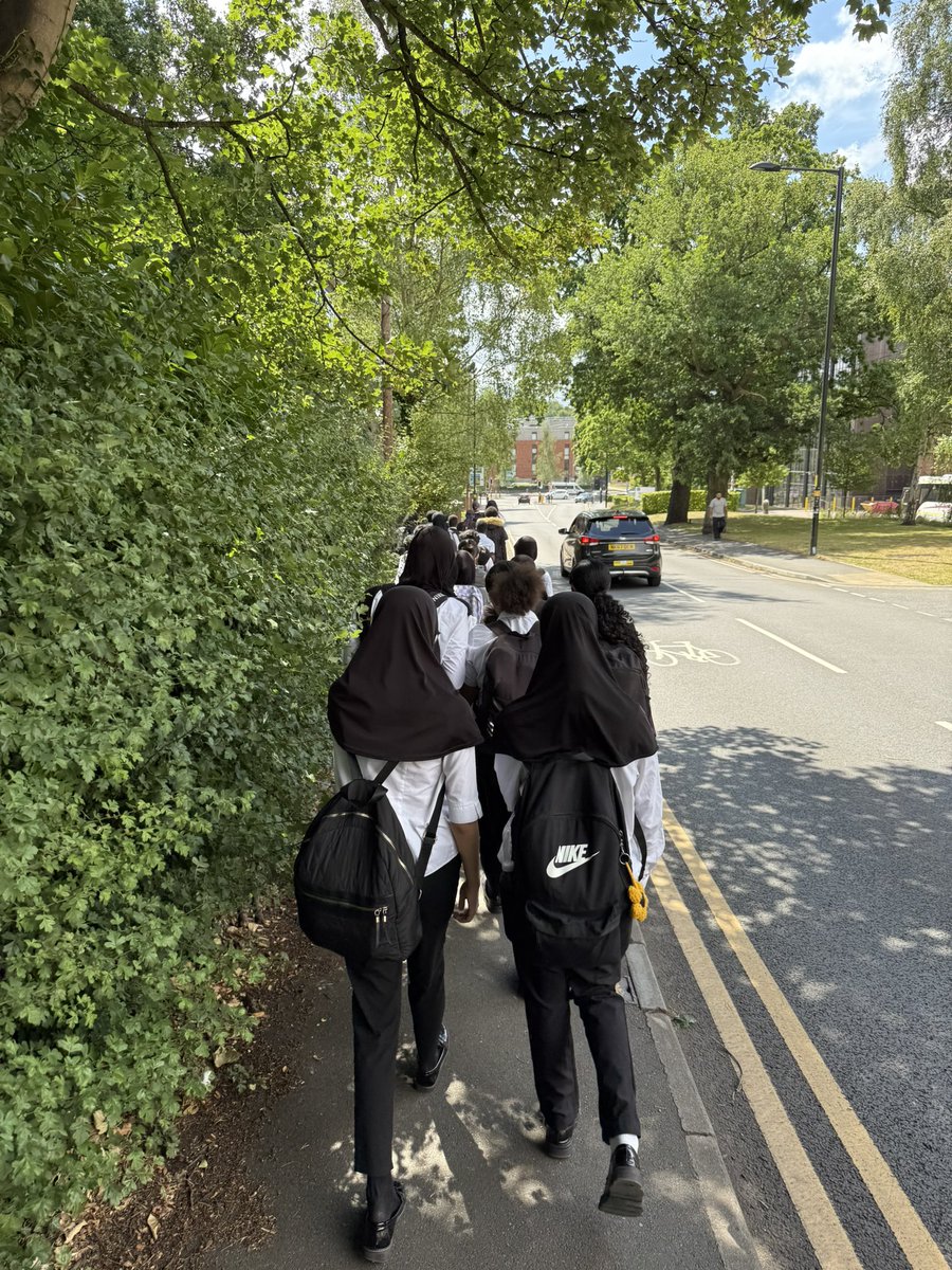 cdtgillett's tweet image. During graduation ceremonies this week @SMQB_UoB welcomed local schoolchildren for a Careers Day! We toured campus & explored #ICT careers, highlighting the diverse backgrounds of our ICT scientists. Thanks to everyone involved, especially SMQB’s own @D_E_Galvis & @imarinelli89!