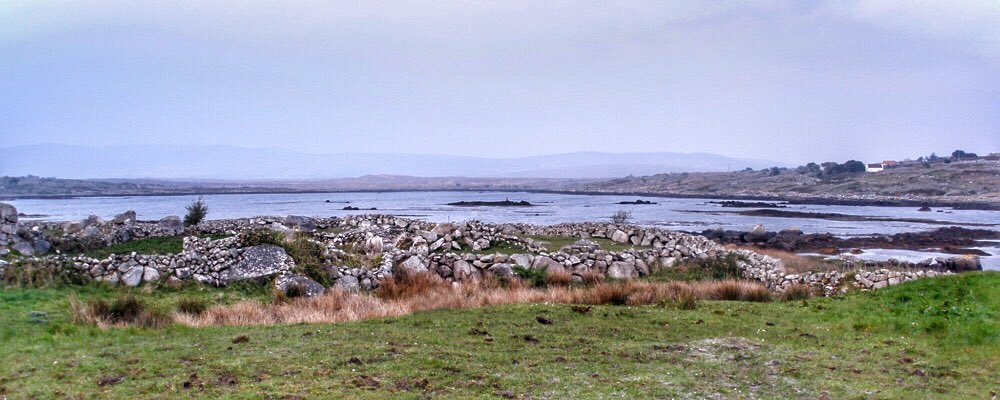 Ffeirste's tweet image. Muckanaghederdauhaulia ~ "Muiceanach idir Dhá Sháile" – “pig-shaped hill between two seas”.
The longest place name in Ireland. It’s a small village in the Connemara Gaeltacht between Camus (Camas) and Carraroe, (An Cheathrú Rua) in County Galway. #Placename #Logainm