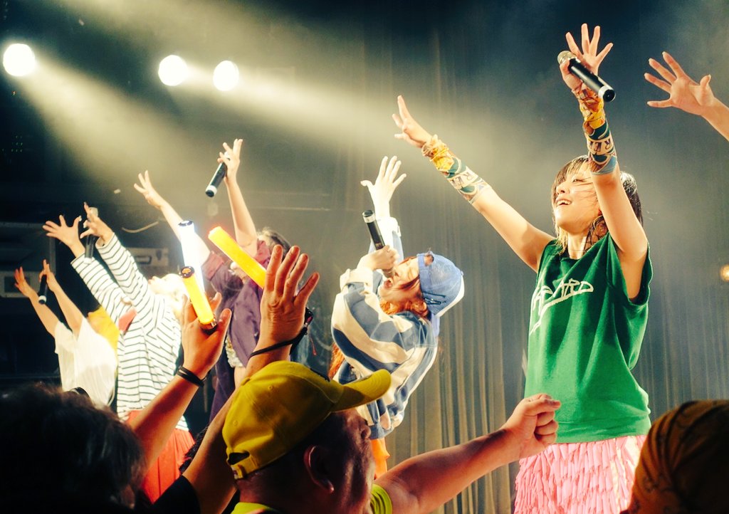 yokosuka22's tweet image. アンコールラストはおれたちの&quot;とらえる&quot;締め。最高のセトリで最高のライブだったのは間違いないけど、みんなこの決断を抱えたままそれぞれの想いを秘めてこのライブに臨んでいたんだと思ったら泣けてきました…。　

#PIGGS渋谷 #PIGGS浴衣 #BBS5 #BOOBOOSTAR