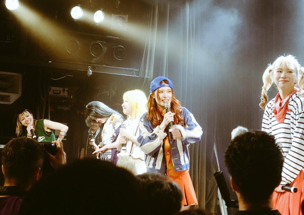 yokosuka22's tweet image. アンコールラストはおれたちの&quot;とらえる&quot;締め。最高のセトリで最高のライブだったのは間違いないけど、みんなこの決断を抱えたままそれぞれの想いを秘めてこのライブに臨んでいたんだと思ったら泣けてきました…。　

#PIGGS渋谷 #PIGGS浴衣 #BBS5 #BOOBOOSTAR