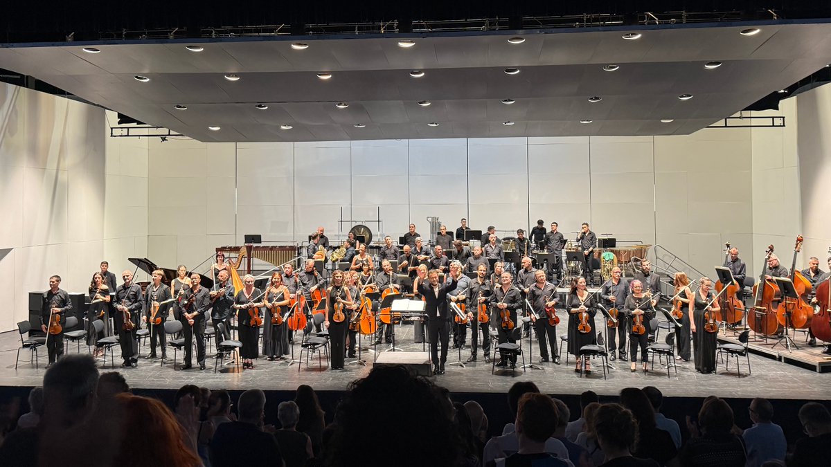 🎼 El <a href="/festivaliberico/">Festival Ibérico de Cine</a> nos regaló ayer una noche muy especial: la <a href="/FundacionOex/">Orquesta de Extremadura</a> interpretó algunas de las bandas sonoras compuestas por Federico Jusid. El propio <a href="/FedeJusid/">Federico Jusid</a> dirigió la orquesta en el Palacio de Congresos de Badajoz.

Allí estuvo el dip <a href="/RCabezasBadajoz/">Ricardo Cabezas</a>.