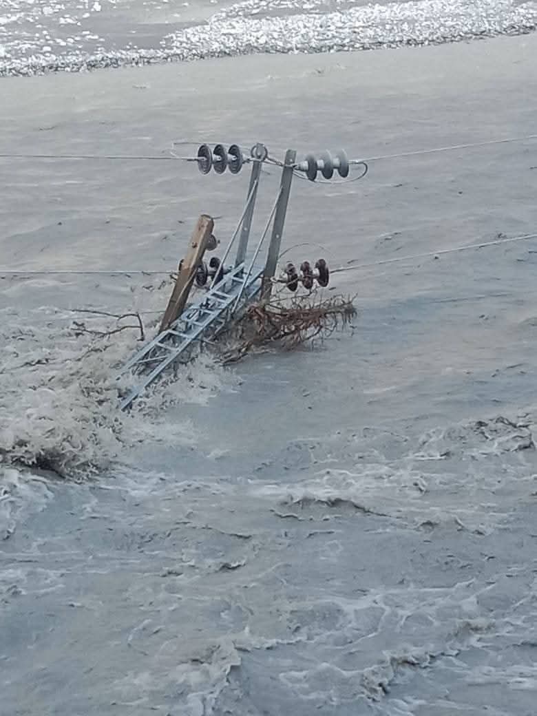 کے پی کے میں لوڈشیڈنگ اتنی بڑھ گئی کہ ایک بجلی کا کھمبا خود ہی شرمندہ ہو کر دریا میں کود گیا..
کودتے کودتے کھمبے کے منہ سے آخری الفاظ نکلیں کہ
 " تم تبدیلی کے مزے لوٹو اور اب مجھ سے روشنی کی امید نہ رکھنا پشتونو!!" 
#EnemiesOfBalochistan