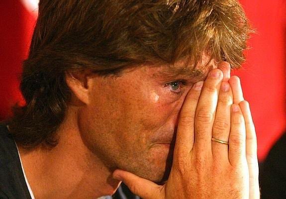 JervisEvans's tweet image. #OnThisDay in 2006 ‘El Rey León’ (The Lion King) Julen Guerrero announced his retirement from football at an emotional press conference at the club’s Ibaigane Palace. I was lucky to speak to Julen for my book - there is a chapter dedicated to him. What a player!#AthleticClub