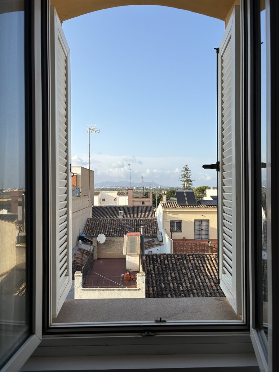 Ну что, переехали. Это мой вид из окна на ближайший примерно год.