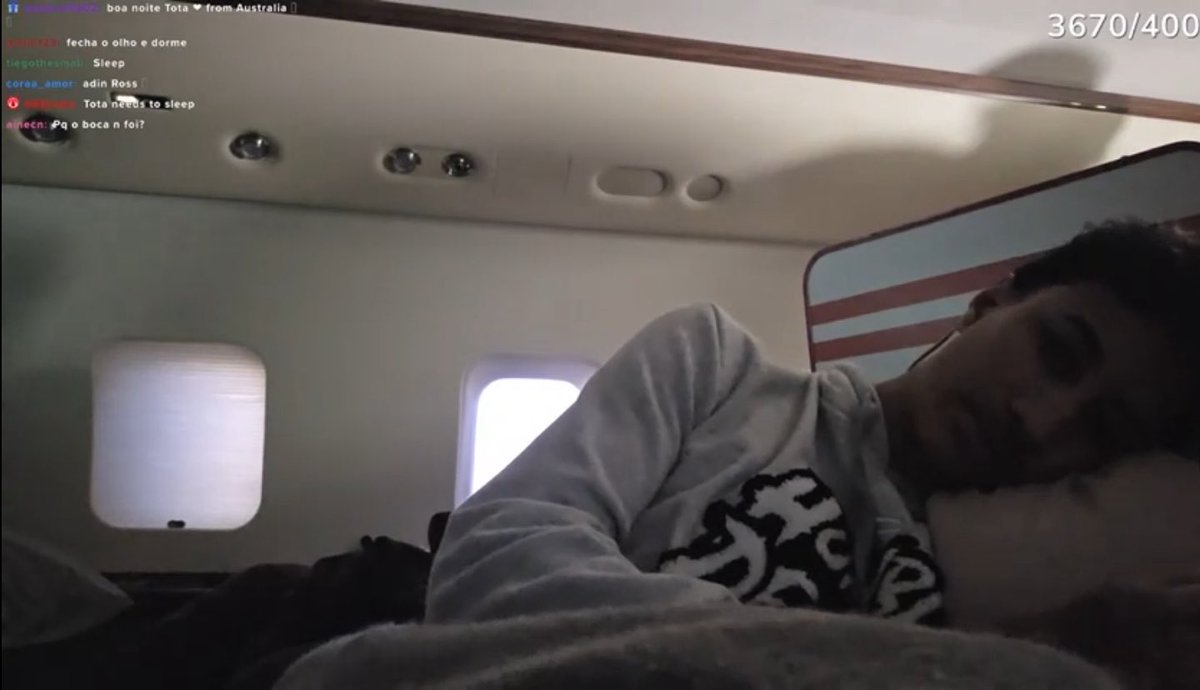 lzzg055's tweet photo. Sleepstream em um jato particular a caminho de um festival, convidado pelo próprio drake. Pqp, isso é mto foda totinha ❤️🇧🇷 https://t.co/GeEmqFCImd