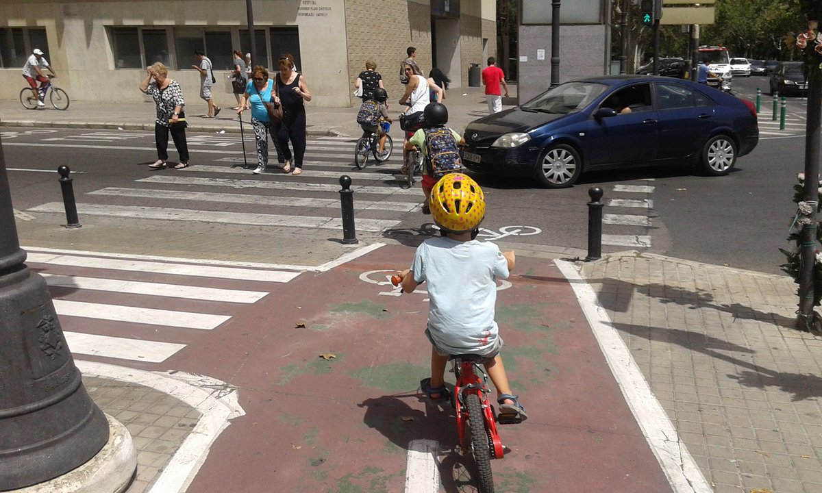 IFICorpuscular's tweet image. El @IFICorpuscular participa en el desarrollo de un sistema que permite calcular las emisiones de gases contaminantes generadas por el tráfico en las calles de València, hora a hora, para conocer cuáles son las zonas más afectadas por la polución. 🚗🌫️
➡️ goo.su/e82FE