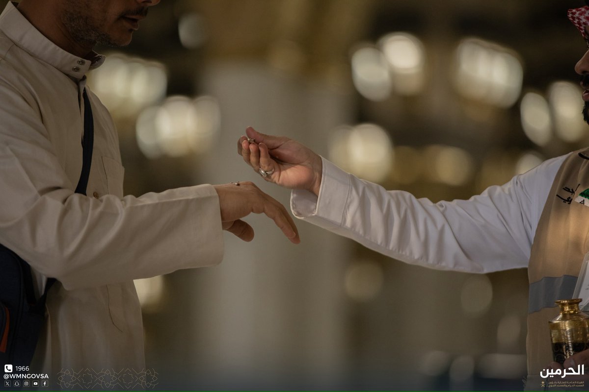 صلواتُ ربي والسَّلامُ على الذي
بمجيئهِ كلُّ الوجودِ تَعَطَّرا

فدعا الأنامَ بدعوةٍ قدسيةٍ
وغدًا سيُسقَى مَن أجابَ الكوثرا
ﷺ