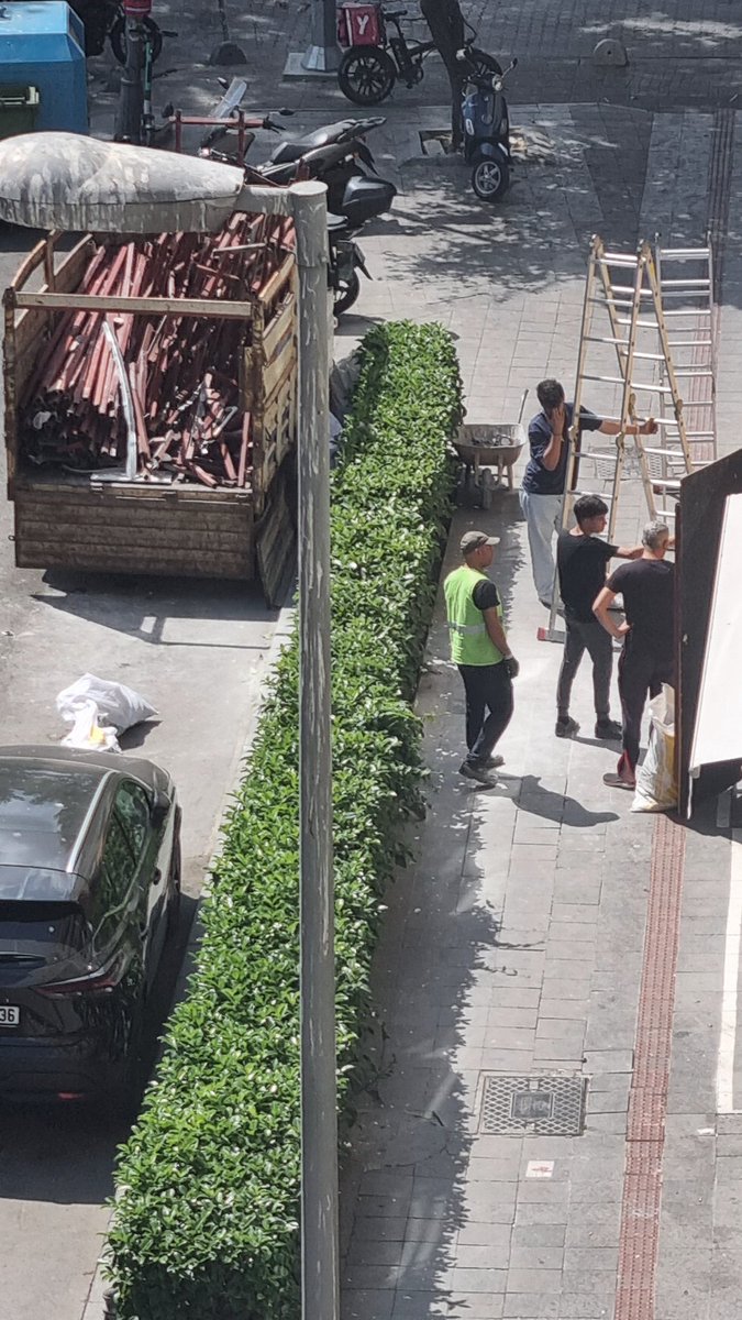 MODALI Dostlar merhaba. 
Kahve Dünyası Tadilat sırasında demirleri kamyona yolun kenarındaki bitkilerin arasından  geçirerek taşıyor. Bitkiler hasar görüyor. Daha bu tadilat devam edecek anlaşılan, bir uyarı yapılması gerek. MODA Palas'ın önü...#kadiköybelediyesi, #ibb,