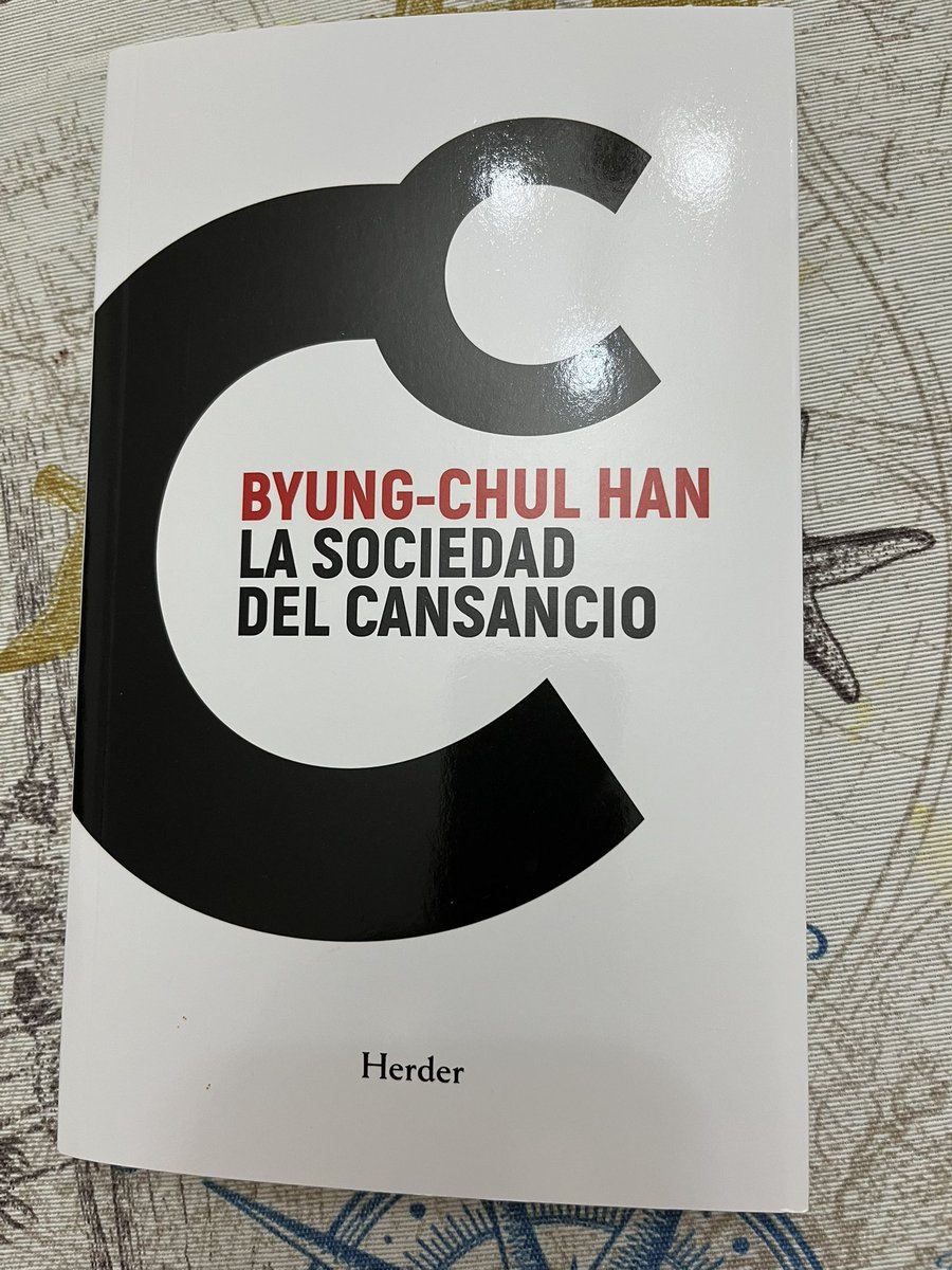 #LecturasdeMadinaED La sociedad del cansancio, de Byung-Chul Han. Mi primer contacto con el filósofo coreano.
Breve, denso y… me quedo con la sensación de que ha resistido mal el paso de los años (15) desde que se publicó. Pandemia, confinamientos, Trump y los nacionalismos…