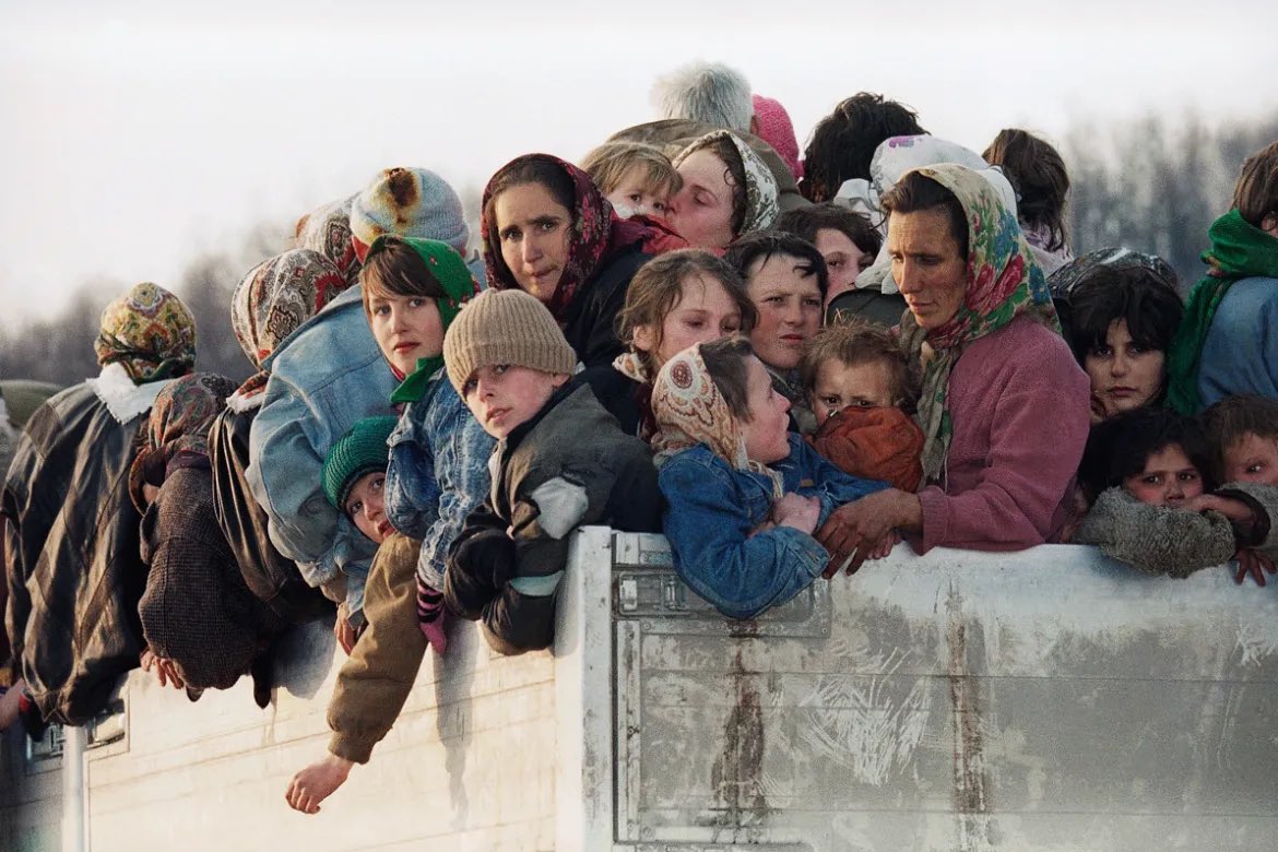 Tarek Baé (@tarek_bae) on Twitter photo Heute vor 30 Jahren ereignete sich der Genozid von Srebrenica. Eine Chronologie des Versagens.
1991: Letzte Volkszählung ergibt: 73 % der Einwohner Srebrenicas sind Muslime
6.3.1992: Beginn der Kämpfe in Bosnien-Herzegowina. Ein einseitiger Vernichtungskrieg
August 1992: Erste Heute vor 30 Jahren ereignete sich der Genozid von Srebrenica. Eine Chronologie des Versagens.
1991: Letzte Volkszählung ergibt: 73 % der Einwohner Srebrenicas sind Muslime
6.3.1992: Beginn der Kämpfe in Bosnien-Herzegowina. Ein einseitiger Vernichtungskrieg
August 1992: Erste