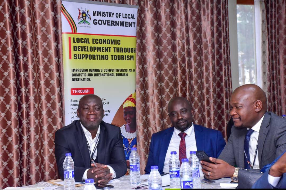 MoLGUganda's tweet image. We're hosting a meeting with Deputy Chief Administrative Officers, Deputy Town Clerks, and City Division Town Clerks at Hotel Africana; to align their roles with community needs, enhance service delivery, and foster their personal development.