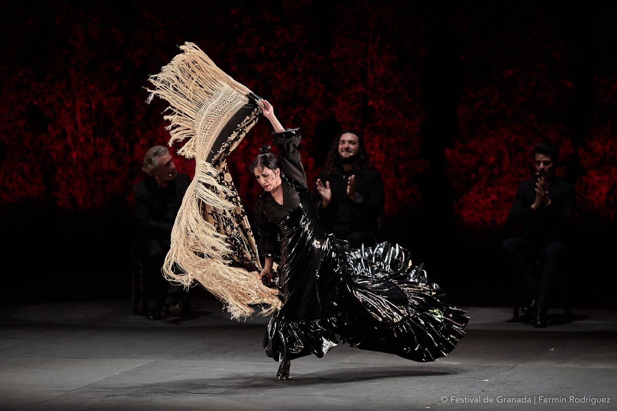 🌹 Eva Yerbabuena regresa al @granadafestival con A Granada, un homenaje íntimo y poderoso a su tierra.
Baile, cante y emoción sobre el escenario del Generalife, con invitados como Marina Heredia y Manuel Liñán.
Puro arte.
📸 <a href="/Ferminius/">Fermín Rodríguez</a> 
#FestivalGranada #Flamenco #EvaYerbabuena