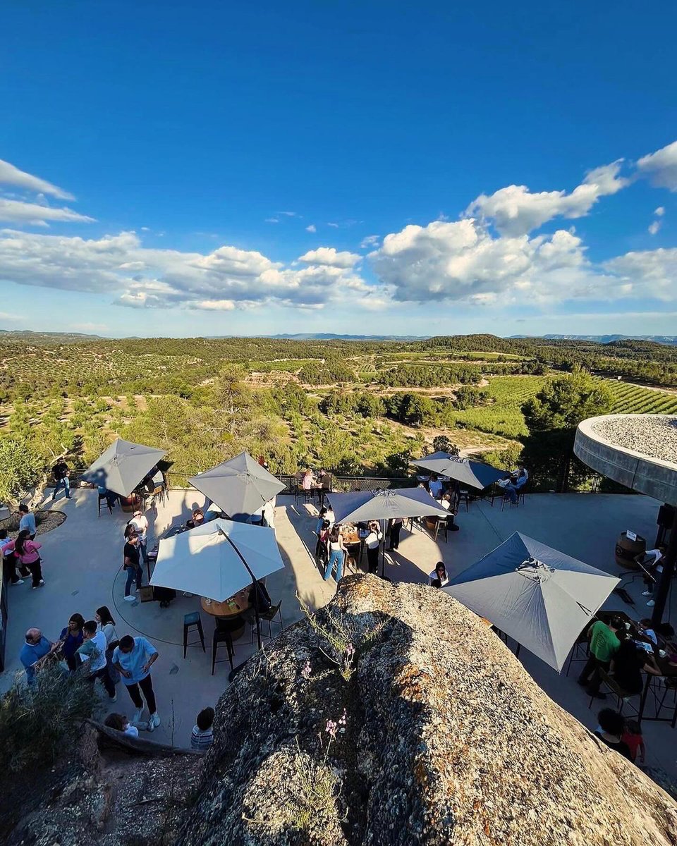 Tast d’olis i vi rosat a la posta de sol al molí Cuadrat Valley de l’#Albagés.

lesborgestv.cat/noticies/cultu…
