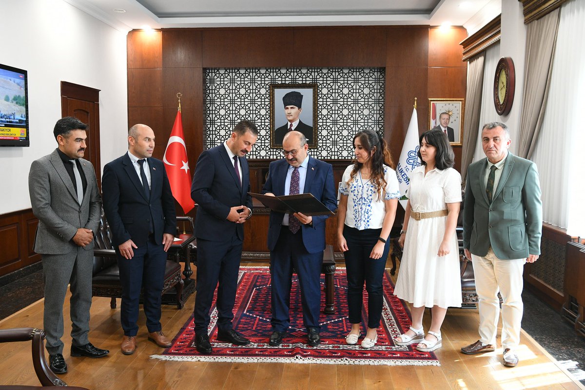 İl Nüfus ve Vatandaşlık Müdürü Mahmut Keçeci ile beraberindeki kurum personeli Dünya Nüfus Günü dolayısıyla Vali İsmail Ustaoğlu’na ziyarette bulundu. 

#DünyaNüfusGünü