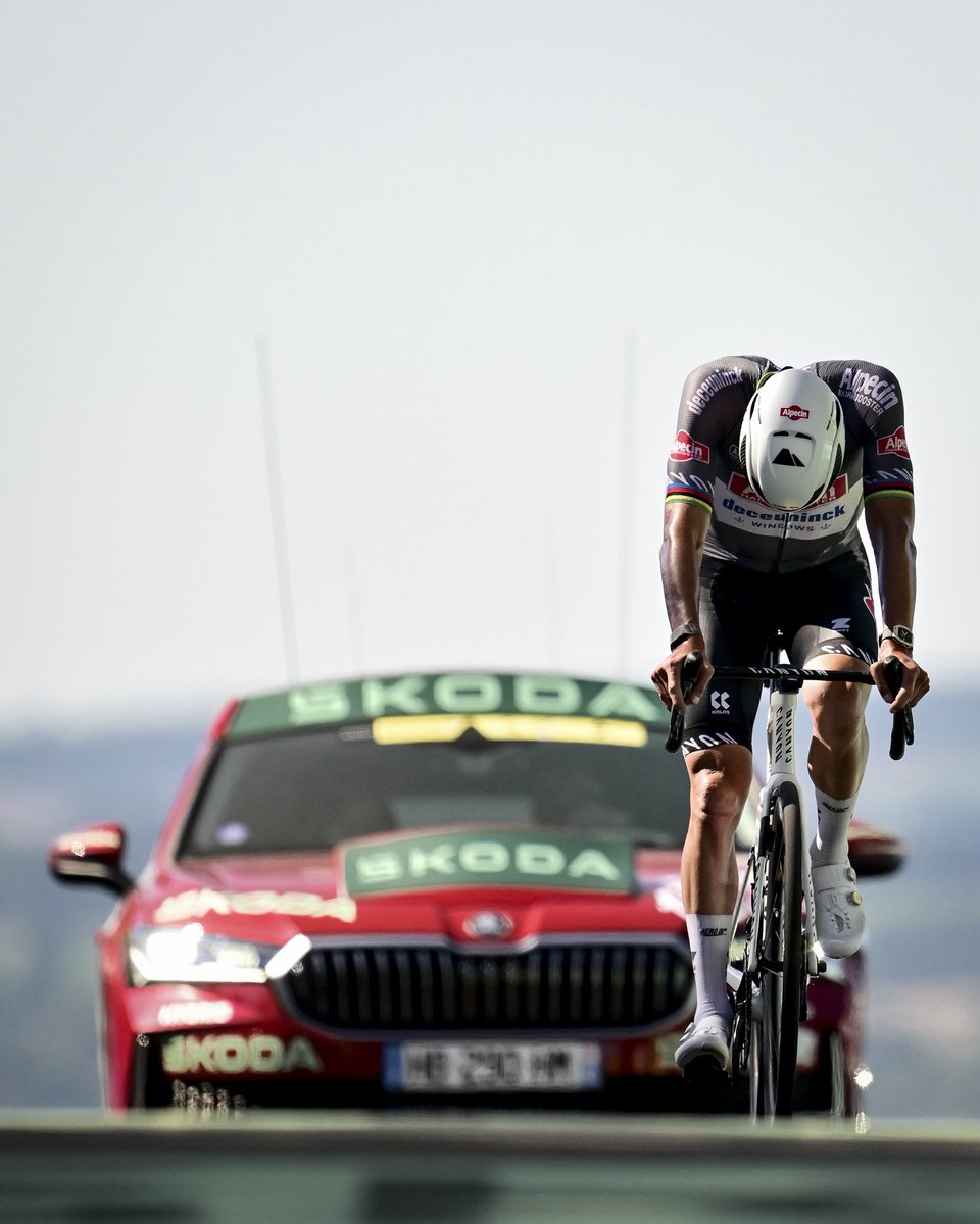 AlpecinDCK's tweet image. One second. Yellow back. Story rewritten. And you? Ever wondered what one second can change in your life? 💛
#AlpecinDeceuninck #MVDP #TDF2025