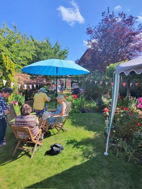 A huge thank you to Pat and her community in Hampshire💜Pat, whose husband lives with frontotemporal dementia, hosted a tea and cake afternoon and raised £2,000 for Rare Dementia Support! 120 people came, with an info table to raise awareness too.
Join us: raredementiasupport.org/donate/