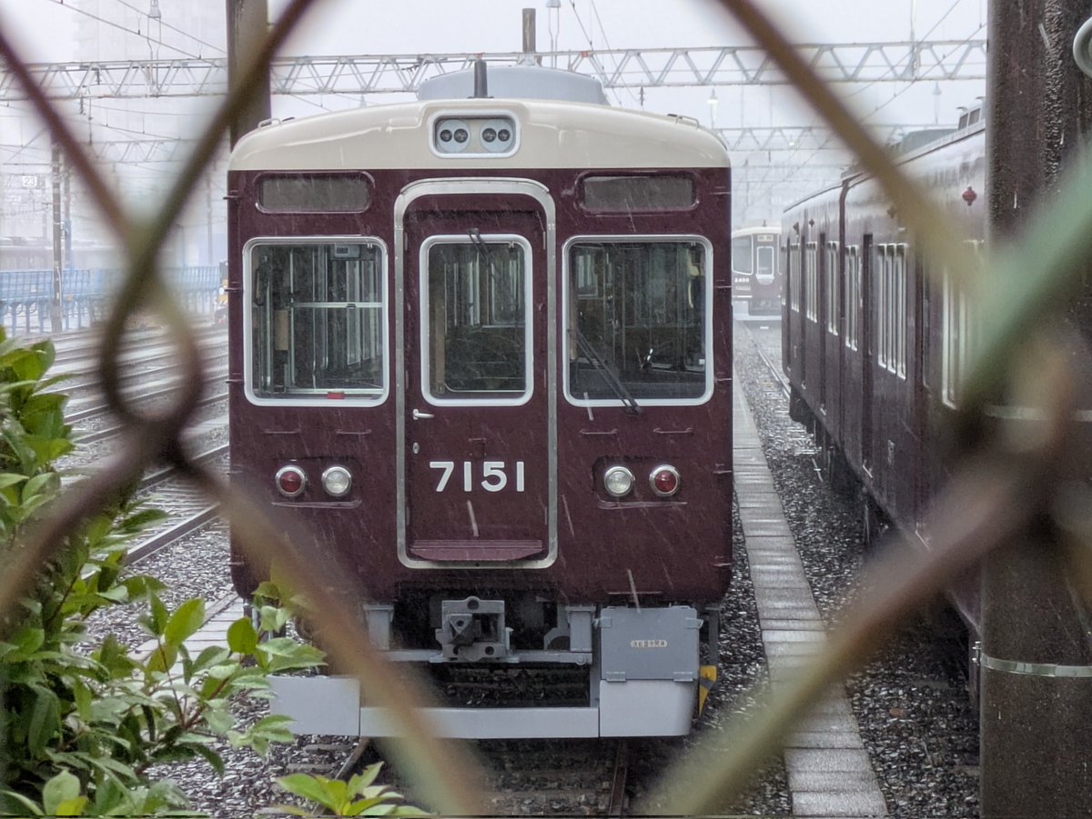 7/11の正雀車庫*^^*

・8020F試運転済み＆留置中
・9300F・新2304F・7031F留置中
・5900留置中
・7033F+7032F（逆連結？）ワンマン改造中
・1004F平井返却済み
・5317F全車バラバラ留置中
・1005F工事中
・1014F防犯カメラ設置工事中
・9301F・9302F格下げ改造中
 ・6000F・1301F検査入場中

etc……