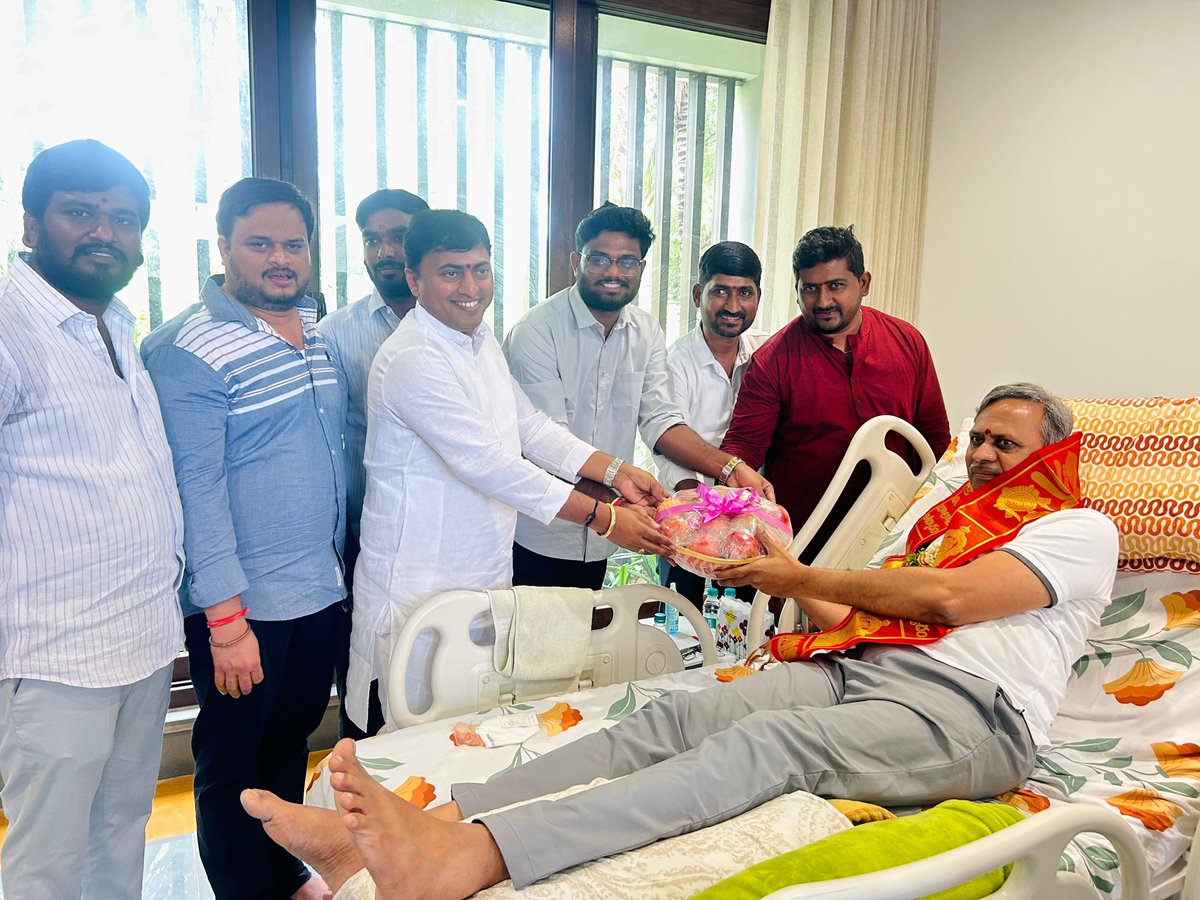 Rakesh Reddy Anugula (@rakeshreddybrs) on Twitter photo జనగామ నియోజకవర్గ శాసనసభ్యులు, గౌరవనీయులు, మార్గదర్శకులు శ్రీ పల్లా రాజేశ్వర్ రెడ్డి గారి <a href="/PRR_BRS/">Dr. Palla Rajeshwar Reddy</a> జన్మదినం సందర్భంగా చిలుకూరి బాలాజీ ఆలయ ప్రధాన అర్చకులు శ్రీ C.S.రంగరాజన్ స్వామి <a href="/csranga/">Rangarajan chilkur</a> గారితో కలిసి వెళ్లి శుభాకాంక్షలు తెలపడం జరిగింది.
రంగరాజన్ స్వామిజీ చిలుకూరి బాలాజీ స్వామి జనగామ నియోజకవర్గ శాసనసభ్యులు, గౌరవనీయులు, మార్గదర్శకులు శ్రీ పల్లా రాజేశ్వర్ రెడ్డి గారి <a href="/PRR_BRS/">Dr. Palla Rajeshwar Reddy</a> జన్మదినం సందర్భంగా చిలుకూరి బాలాజీ ఆలయ ప్రధాన అర్చకులు శ్రీ C.S.రంగరాజన్ స్వామి <a href="/csranga/">Rangarajan chilkur</a> గారితో కలిసి వెళ్లి శుభాకాంక్షలు తెలపడం జరిగింది.
రంగరాజన్ స్వామిజీ చిలుకూరి బాలాజీ స్వామి