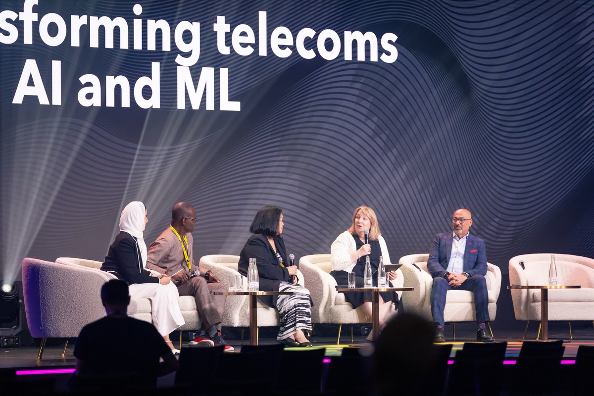 AIforGood's tweet image. Happened today at the #AIforGood Global Summit!
Chih-Lin I, Chief Scientist at @ChinaMobile7, John Omo, Secretary-General, African Telecommunications Union (ATU), Hatem Dowidar, Group CEO, e& and Pamela Snively, Chief Data & Trust Officer, @TELUS explored how AI and machine…