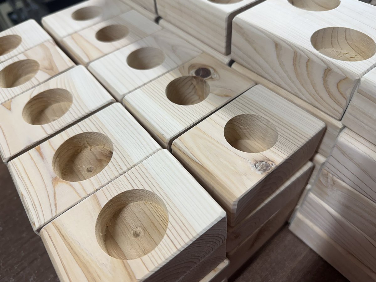 餌皿が沢山入荷しております⭐️

大工さんに制作をお願いしておりますのでかなりのハイクオリティで仕上がっております。

16g用、18g用、60g用、16g2穴、18g2穴と全タイプ入荷しておりますので明日土曜日より店頭陳列しておきます！