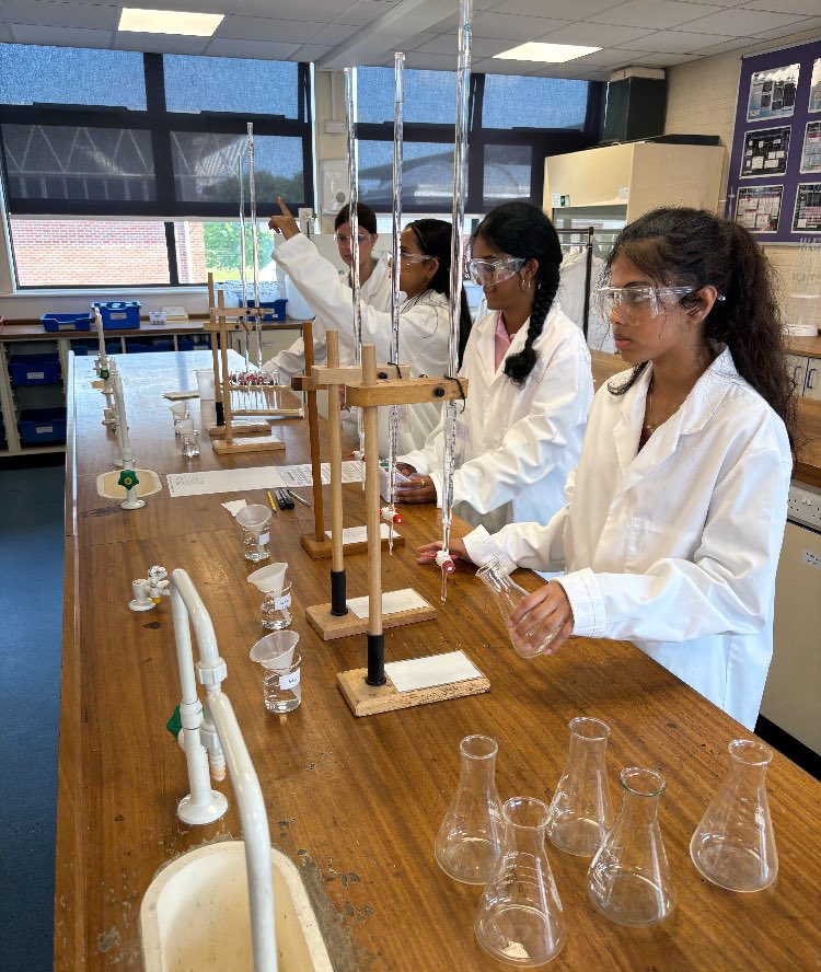 How can we predict the rate of reaction? #MillaisYear10 attended a workshop at Collyers where they predicted the volume and concentration needed to change the colour of a solution in exactly one minute #MillaisScience #MillaisAspiration
