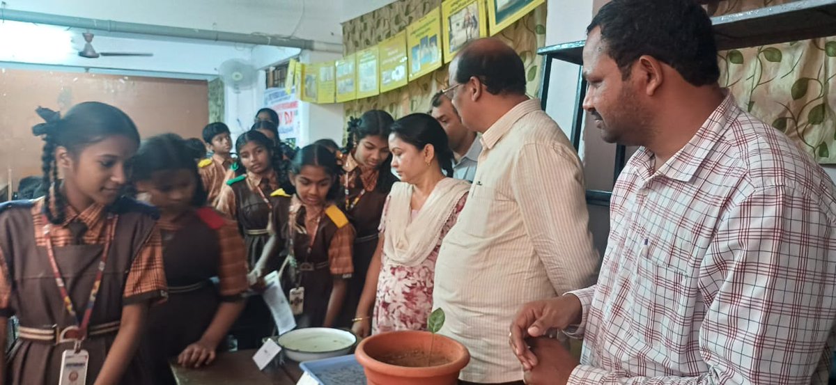 GHMCOnline's tweet image. As part of its public health initiatives, GHMC organised a Dengue awareness program at Ashok Nagar School, Circle–15, Musheerabad. The session was led by Deputy Commissioner Sri P. Ramanjula Reddy, AMOH Dr. Praveena, and the sanitation teams — educating students on mosquito…