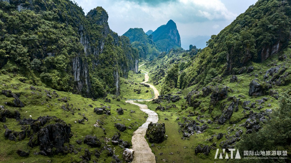 IMTAOFFICIAL's tweet image. Longji Sky Road: Legend of Zelda in Real Life🛣️🌄
Hidden deep within the heart of ancient Yelang, the Longji Sky Road winds along the spine of Dragon Ridge Mountain in #Zangke Town, Liuzhi Special District, #Guizhou. This rural mountain road—narrow in parts and rising to an…