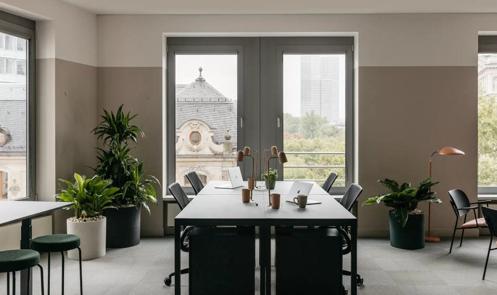 Located in #Frankfurt's business area this beautifully designed space offers furnished private offices for teams of 2-2,000 and spacious common areas. The rooftop terrace offers stunning views of Frankfurt's skyline. 

Learn more: savi.li/6013SNSUS