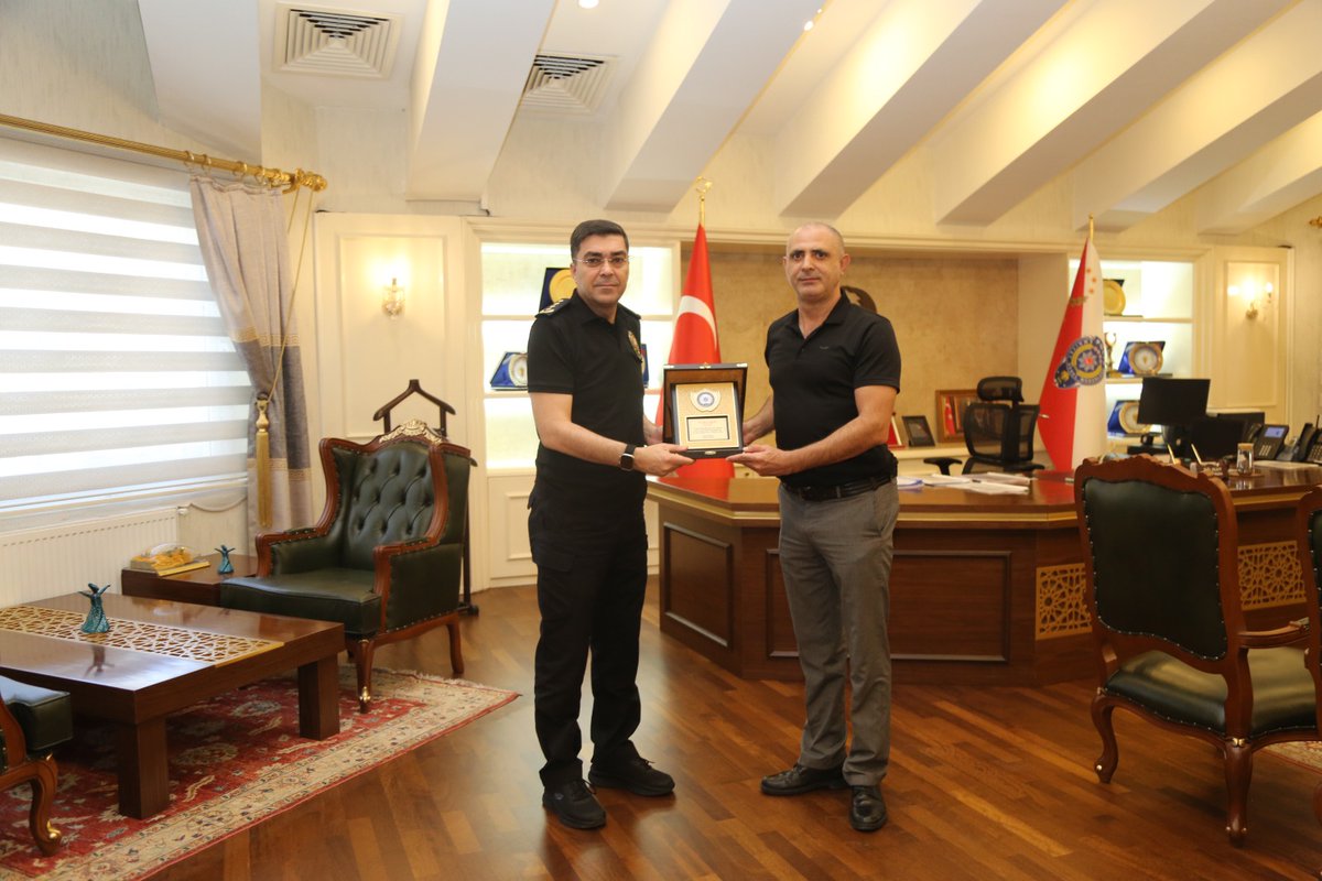 İl Emniyet Müdürlüğümüz kadrosunda Akçakale İlçe Emniyet Müdür V. olarak görev yapmakta iken 2025 yılı genel atama döneminde Kilis iline ataması yapılan Emniyet Amiri Barış Ablay’a İl Emniyet Müdürümüz Sayın Atilla Aksoy tarafından;
İlimizde yapmış olduğu hizmetlerden dolayı