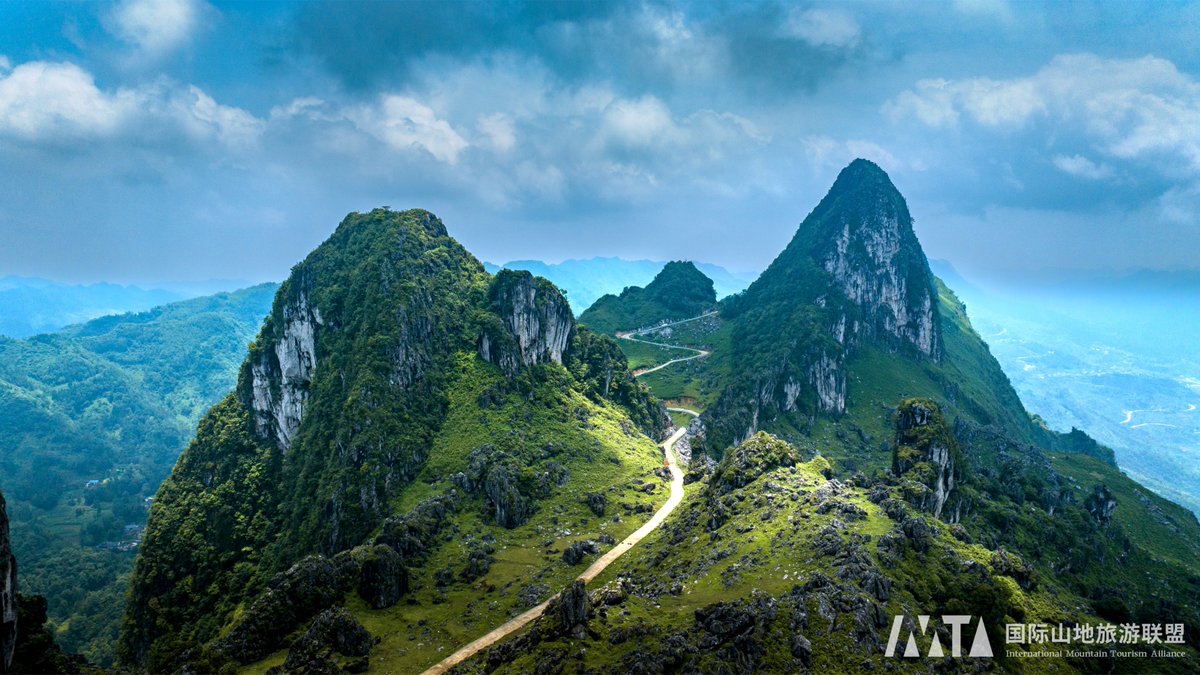 IMTAOFFICIAL's tweet image. Longji Sky Road: Legend of Zelda in Real Life🛣️🌄
Hidden deep within the heart of ancient Yelang, the Longji Sky Road winds along the spine of Dragon Ridge Mountain in #Zangke Town, Liuzhi Special District, #Guizhou. This rural mountain road—narrow in parts and rising to an…