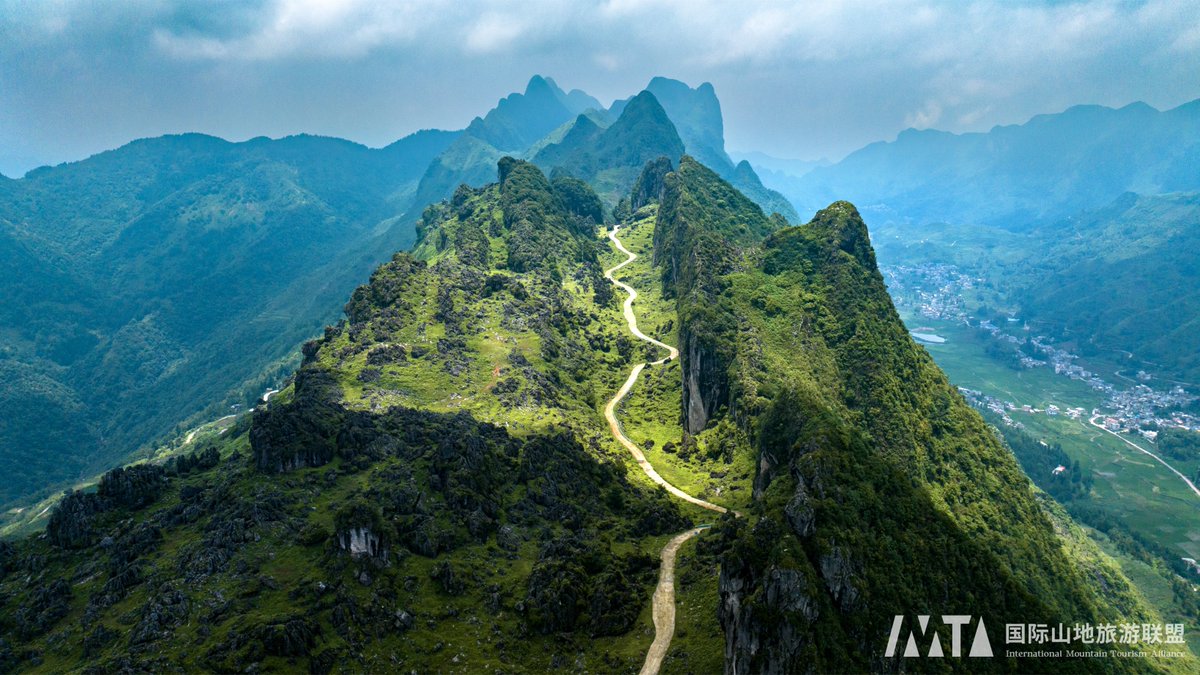 IMTAOFFICIAL's tweet image. Longji Sky Road: Legend of Zelda in Real Life🛣️🌄
Hidden deep within the heart of ancient Yelang, the Longji Sky Road winds along the spine of Dragon Ridge Mountain in #Zangke Town, Liuzhi Special District, #Guizhou. This rural mountain road—narrow in parts and rising to an…