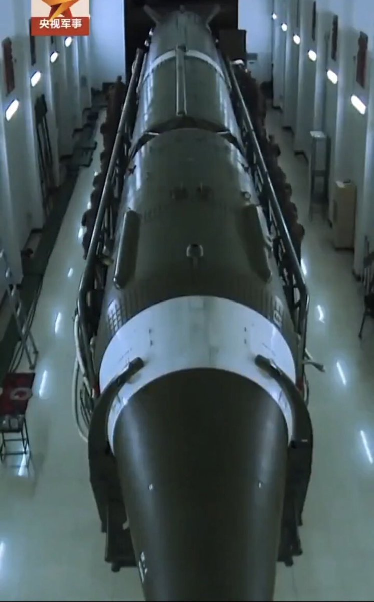 عرضت الصين صاروخا باليستيا عابرا للقارات من طراز DF-5B، قادر على حمل رؤوس نووية متعددة، كل منها أقوى بنحو 200 مرة من القنبلة التي ألقيت على هيروشيما.

إذا تم إطلاقه من بكين، فيمكنه الوصول إلى نيويورك في أقل من 30 دقيقة.