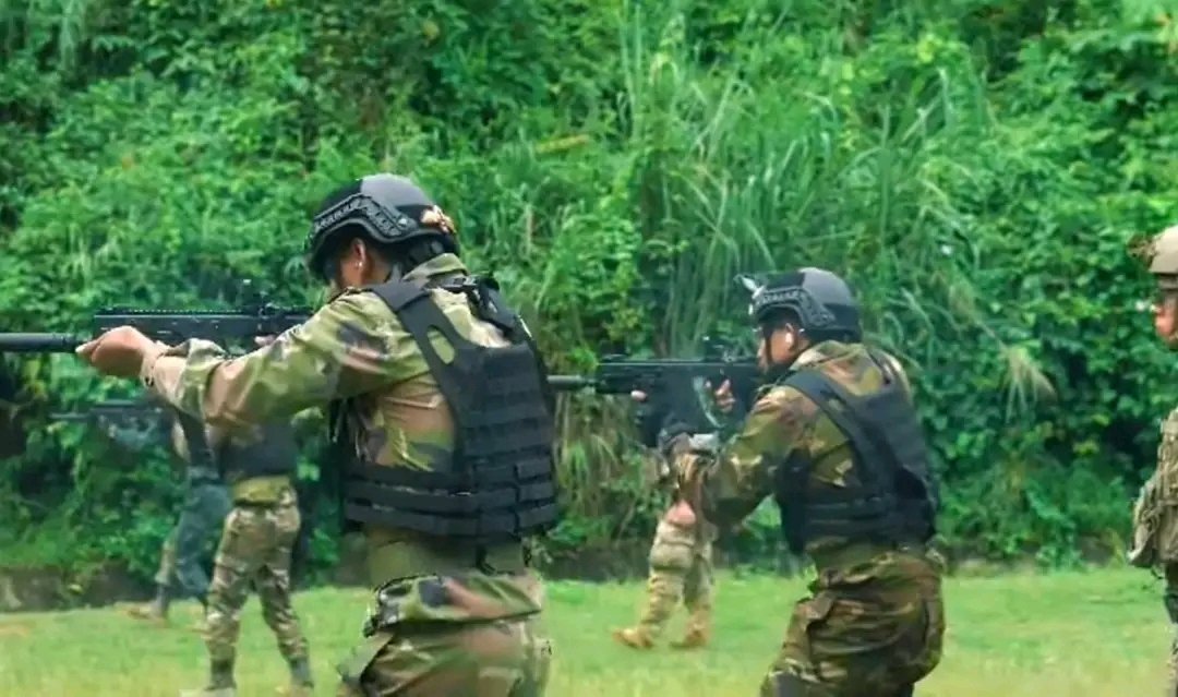 DefenseDtb's tweet image. Joint exercise between the Bangladesh Army special force PARA-Commando & US Army special forces in Sylhet.