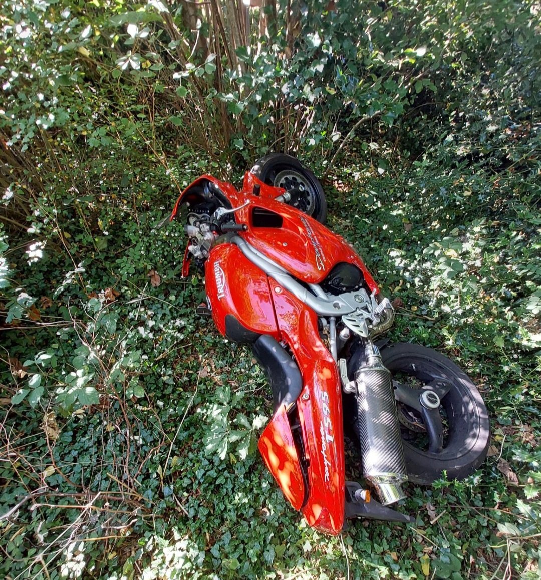 KentPoliceDart's tweet image. Thanks to the help of the public. PC Hodge, the beat officer for Ebbsfleet, has been able to locate and recover a suspected stolen motorbike that had been dumped. It will now be sent off for forensics. #KeepingDartfordSafe #NeighbourhoodPolicing CAD11-0206 TM
