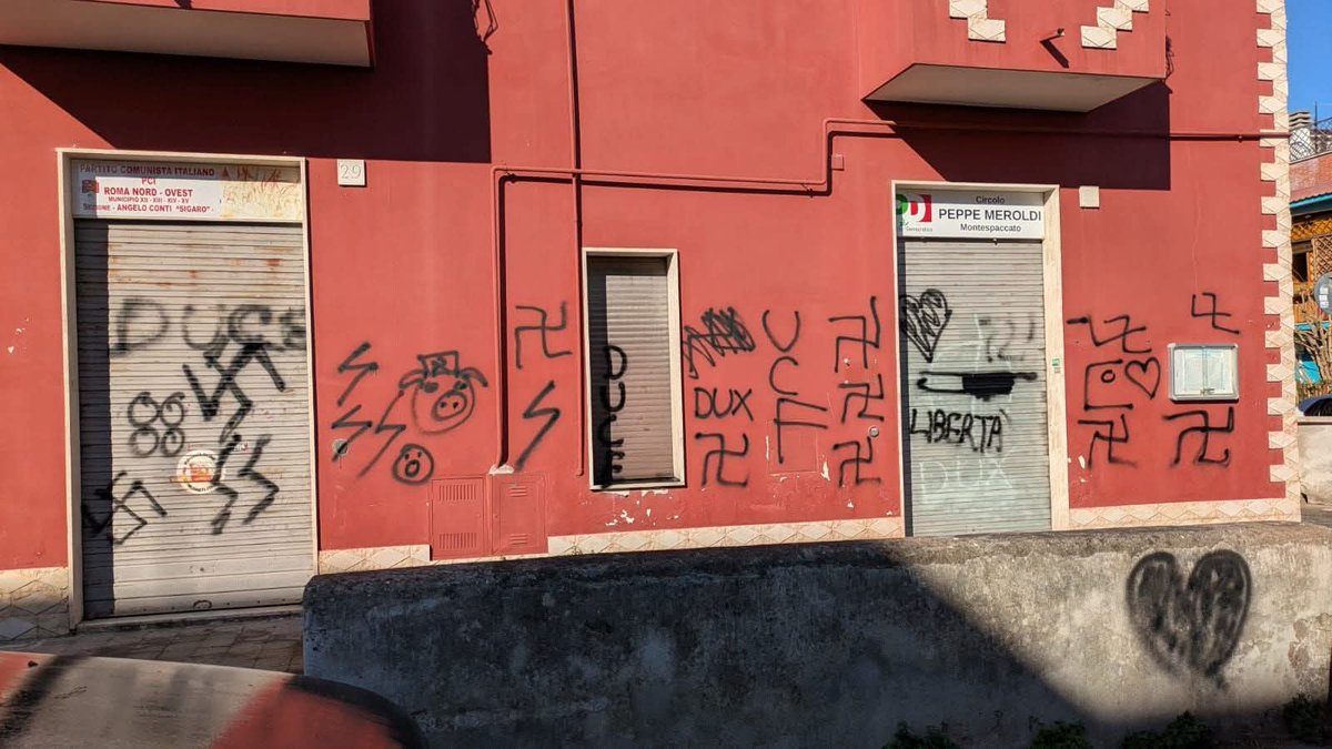 Un murale abusivo, con versi dedicati a un gruppo neofascista e terroristico come i NAR, viene rimosso dal Comune.
Fratelli d’Italia contesta la rimozione in aula.
Poche ore dopo, svastiche e simboli nazisti appaiono sulla sede del PD di Montespaccato. #matrice