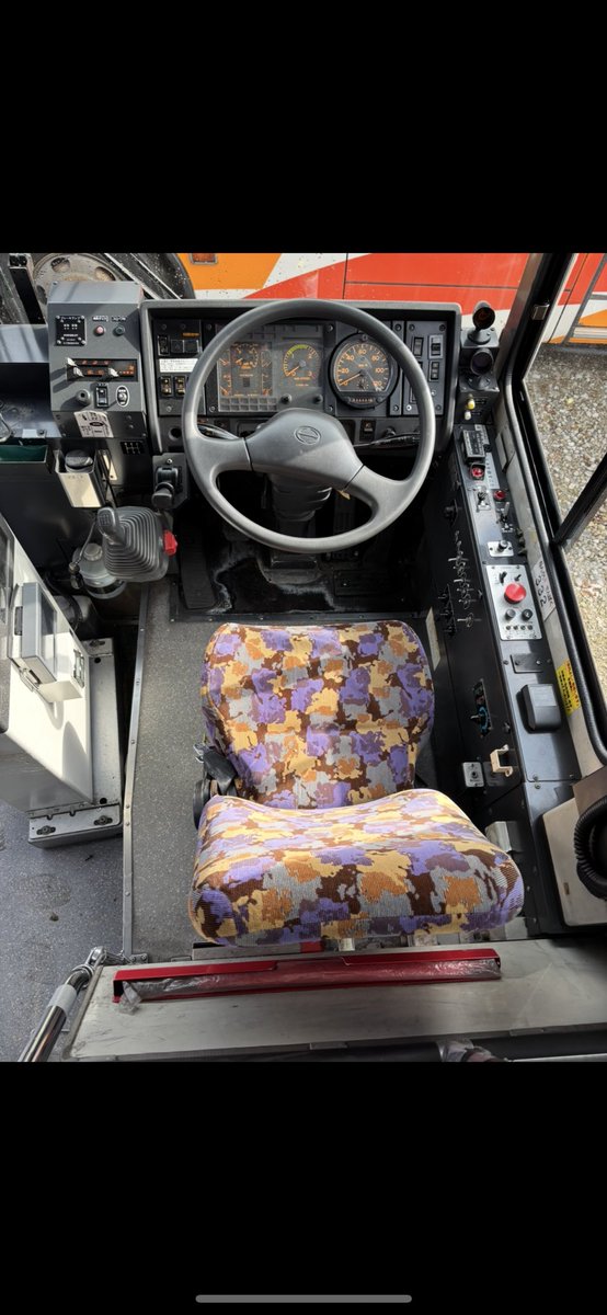 pery103116's tweet photo. ほぼほぼ完成しました���️
ブルーリボンシティの運転席
左側が自宅の運転席
右側が本物の運転席
#ブルーリボンシティ
#日野
#バス
#運転席 https://t.co/qTtXHGehdm