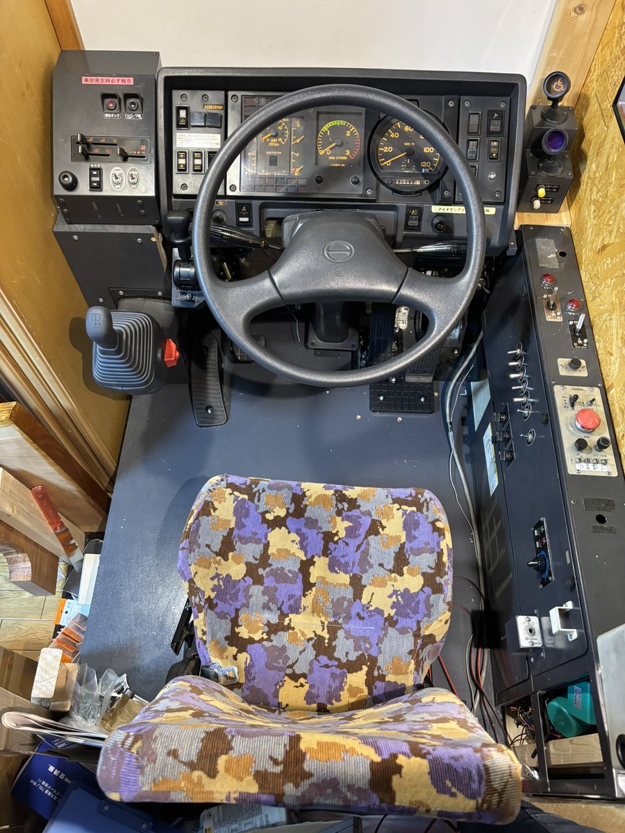 pery103116's tweet photo. ほぼほぼ完成しました���️
ブルーリボンシティの運転席
左側が自宅の運転席
右側が本物の運転席
#ブルーリボンシティ
#日野
#バス
#運転席 https://t.co/qTtXHGehdm