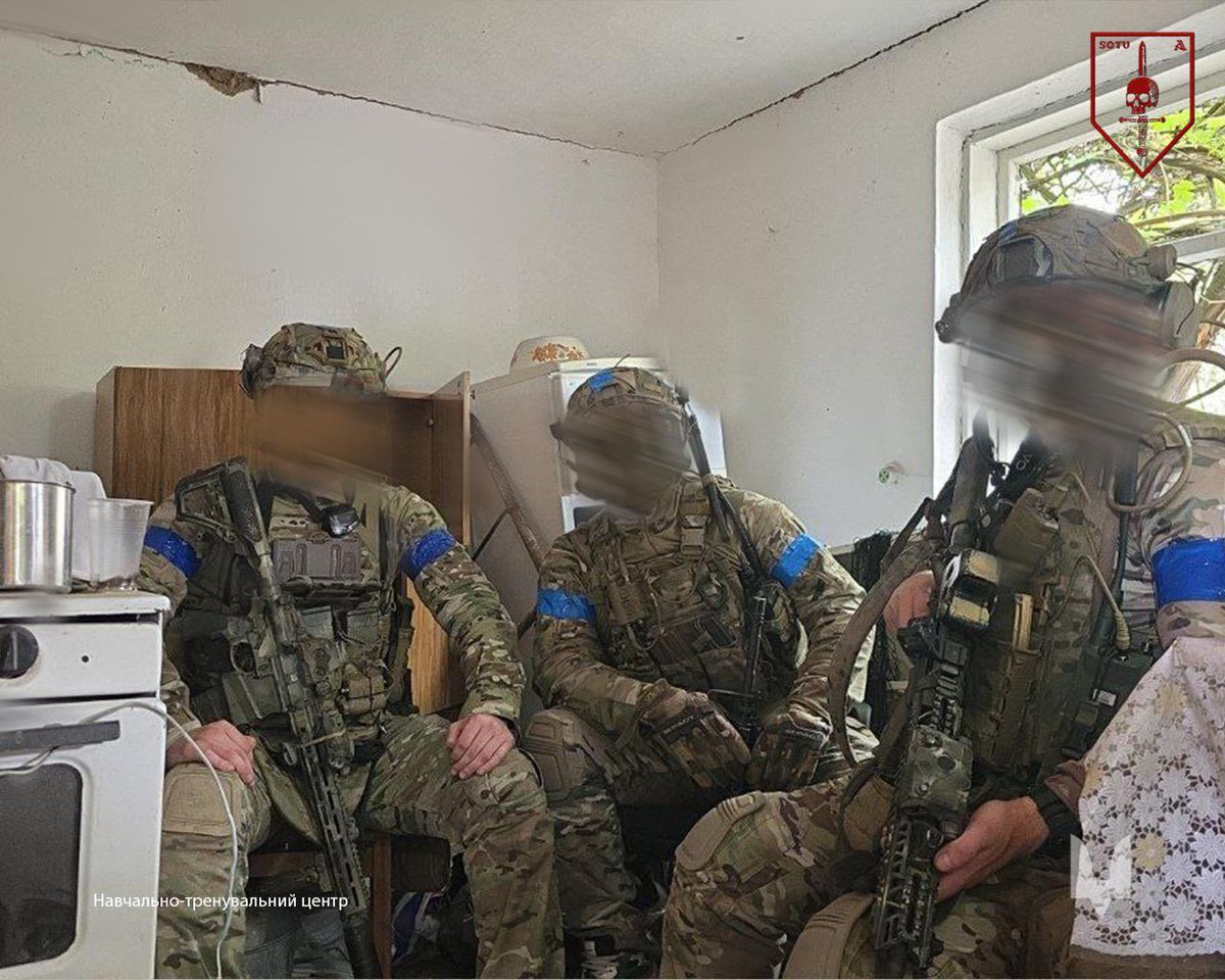 TcUasof's tweet image. Короткий перепочинок.
Стіни старого будинку, запах металу, звуки рації…
Попереду — новий вихід. Поруч — ті, кому довіряєш життя.
Це не просто бійці. Це — команда.
Навчально-тренувальний центр ССО. Тут гартують сталевих.