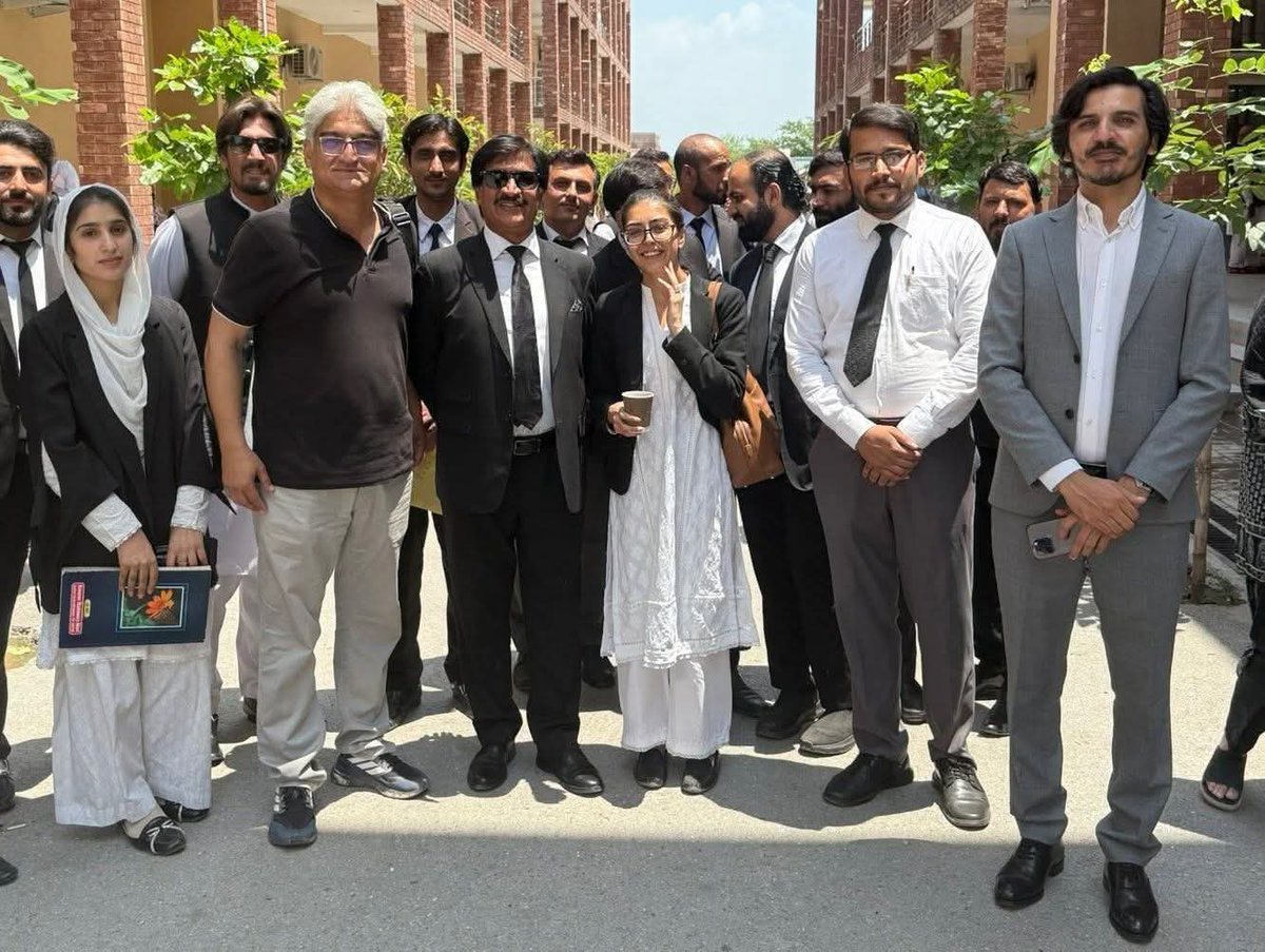 Abdul Razzaq Khan🇵🇰 (@ra77aq) on Twitter photo بریکنگ نیوز : ایڈیشنل ڈسٹرکٹ اینڈ سیشن جج محمد افضل مجوکہ کی عدالت نے مطیع اللہ جان اور اسد طور کے یوٹیوب چینل بند کرنے کا مجسٹریٹ کا حکمنامہ معطل کر دیا
<a href="/Matiullahjan919/">Matiullah Jan</a> <a href="/ImaanZHazir/">Imaan Zainab Mazari-Hazir</a> <a href="/AsadAToor/">Asad Ali Toor</a> بریکنگ نیوز : ایڈیشنل ڈسٹرکٹ اینڈ سیشن جج محمد افضل مجوکہ کی عدالت نے مطیع اللہ جان اور اسد طور کے یوٹیوب چینل بند کرنے کا مجسٹریٹ کا حکمنامہ معطل کر دیا
<a href="/Matiullahjan919/">Matiullah Jan</a> <a href="/ImaanZHazir/">Imaan Zainab Mazari-Hazir</a> <a href="/AsadAToor/">Asad Ali Toor</a>