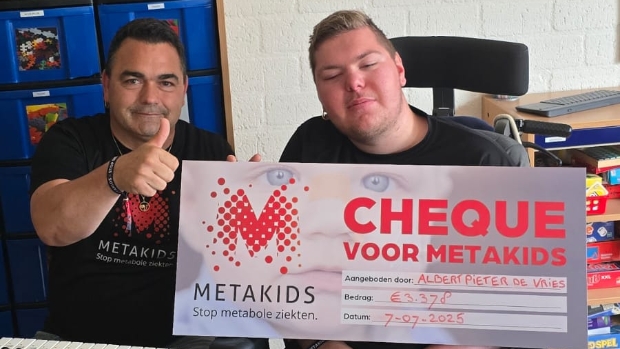 18-jarige Albert Pieter de Vries zamelt 3.378 euro in voor Metakids en overhandigt cheque -  heturkerland.nl/l/48870