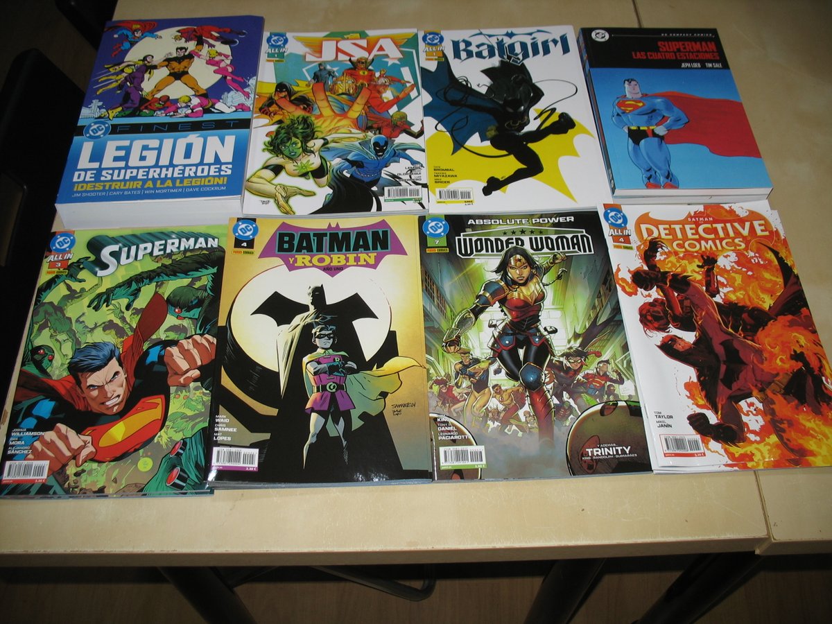 Novedades de DC. Dos nuevas series, JSA y Batgirl. Dos tomos únicos, Superman Las 4 estaciones y Legión de Superhéroes ¡Destruir a la legión! Continúan Superman, Wonder Woman, Batman y Robin y Detective Comics.