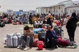 Tras el informe sobre la expulsión de cientos de miles de afganos de Irán, el gobierno talibán anuncia:
🇮🇷🔥🇦🇫
- "No podemos hacer frente a la carga de refugiados que regresan de Irán a Afganistán; necesitamos ayuda internacional."
- "Desde principios de año, más de 900.000