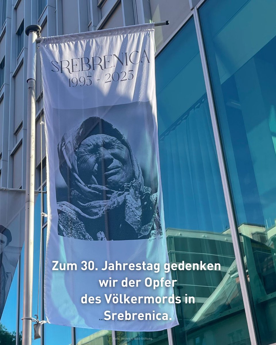 BoellStiftung's tweet image. Heute gedenken wir gemeinsam der Opfer des Völkermords von Srebrenica vor 30 Jahren – dem massivsten Kriegsverbrechen während des Bosnienkrieges @bpb_de @aida_sehovic @StoTeNema @kinocentral @DamirArnaut @HasanSrebrenica. Unser Gedenkprogramm auf YouTube: sohub.io/5ac5