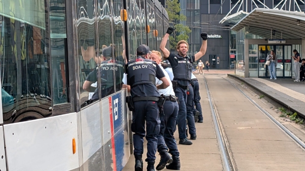 Video: 20 RET-boa's duwen tram terug naar halte tijdens stroomstoring op Zuid -  dehavenloods.nl/l/59487