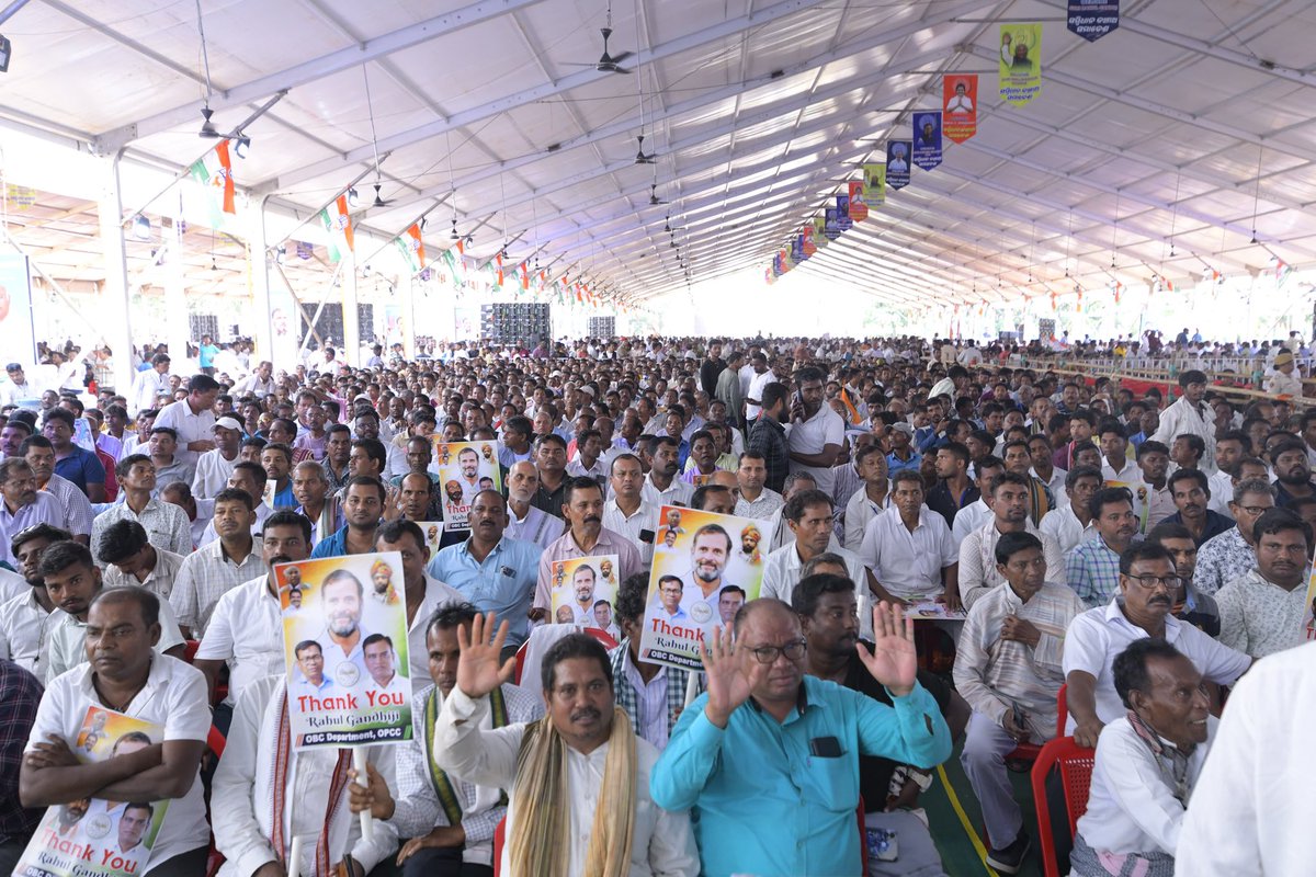 kharge's tweet photo. मैं हमारे ओडिशा के महान नायक ‘उत्कलमणि’ गोपबंधु दास जी, बैरिस्टार मधुसूदन दास जी और यहाँ के सभी महान सेनानियों को श्रद्धांजलि देता हूँ। 

कांग्रेस की सरकारों में Paradeep Port, Rourkela Steel Plant, Hirakud Dam, NALCO, NTPC, Chilika Naval Academy, मंचेश्वर में Rail Coach Factory, कोरापुट में HAL, Ordinance factory बनी। 

कांग्रेस राज में भुवनेश्वर में AIIMS, NISER, Institute of Physics और कई शिक्षा संस्थान कायम हुए। कालाहांडी , बोलांगीर  और कोरापुट KBK जिलों के बदलाव की योजना बनाई। 

लेकिन आज क्या हो रहा है? मोदी जी, ओडिशा के लोगों की मेहनत की कमाई का पैसा अपने अरबपति मित्रों को सौप रहे है। 

सभी सरकारी कारख़ाने, सरकारी कंपनियाँ, Mines, Port, Airport, जंगल, ज़मीन, सब मोदीजी के कुछ मित्रों को दिए जा रहे है। 

सवाल ये है कि प्राकृतिक संसाधनों में भारत का सबसे अमीर राज्य ओडिशा है, पर यहाँ के आदिवासी दुनिया नें सबसे अधिक गरीबी में क्यों जी रहे हैं? कांग्रेस की सरकार यहाँ मार्च 2000 के बाद नहीं बनी। 

सभी संवैधानिक संस्थाओं पर मोदीजी का क़ब्ज़ा है। ये सभी संस्थाएं भारत के संविधान से नहीं, बीजेपी के इशारों पर चलती है। जो मोदी-शाह कहते है, वो ये संस्थाएं और एजेंसियां करती है। 

इसी तरह अब लोगों के वोट के अधिकार पर सीधा हमला हो रहा है। पहले महाराष्ट्र और अब बिहार। ठीक चुनाव से पहले, बिहार में ग़रीब, पीड़ित, शोषित और वंचित लोगों के वोट का अधिकार छीना जा रहा है। 

लेकिन Supreme Court ने मामले में Intervene कर, Election Commission के निर्णय पर सवाल उठाया। Aadhar Card, Voter ID और Ration card को documents की list में शामिल करने को कहा। 

📍भुवनेश्वर, ओडिशा